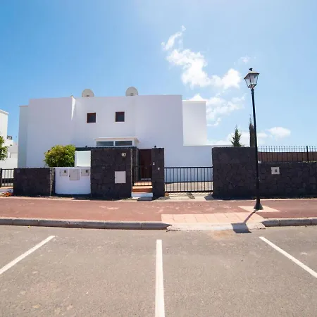 Casa de Férias Attractive Holiday In Playa Blanca With Pool *